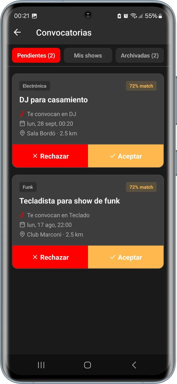 Pantalla de convocatorias pendientes en el celular, con el porcentaje de match y los botones Aceptar y Rechazar